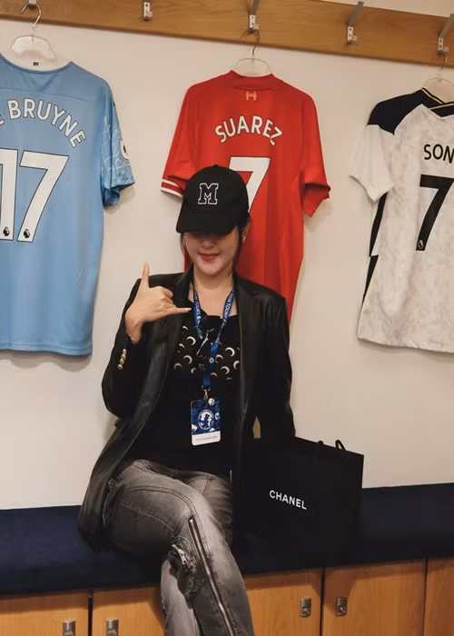 Mê bóng đá từ lâu, Huyền My đến sân vận động Stamford Bridge - sân nhà của đội bóng Chelsea.