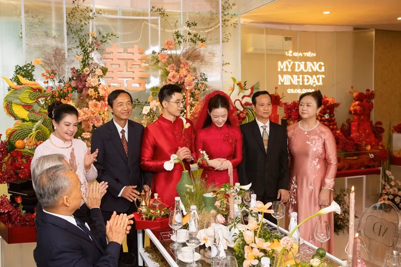 Lễ ăn hỏi của Midu và Minh Đạt vừa diễn ra tại nhà riêng.
