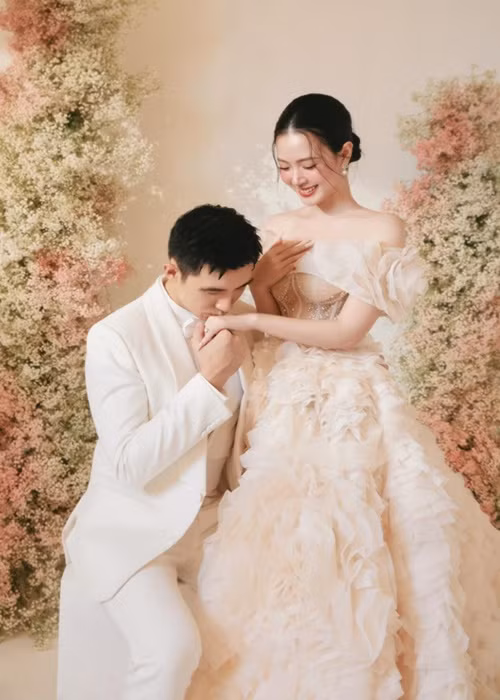 Bộ ảnh cưới của Midu và Minh Đạt trong studio mang tông hồng trắng đầy ngọt ngào.