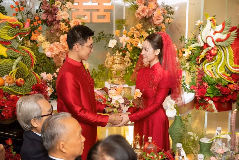 Cô dâu rạng ngời hạnh phúc trong lễ gia tiên.