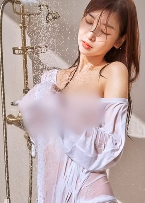 Lee Hae-in đăng hình ảnh diện váy mỏng khi tắm.