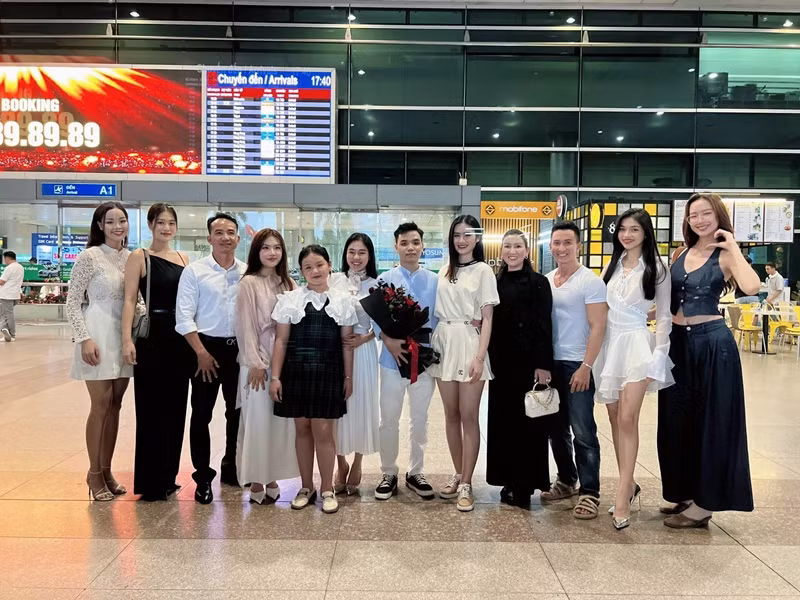 Ý Nhi được gia đình, bạn trai, dàn mỹ nhân Việt đón tại sân bay. Ảnh: FBNV.