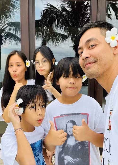 Phan Anh kết hôn đã được 18 năm. Vợ chồng nam MC có 3 con chung: 1 gái, 2 trai.