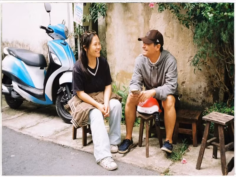 Mới đây, nam MC đăng ảnh bên vợ. "Sao anh cứ vượt đèn đỏ thế? Vì với em anh không thể dừng lại", Phan Anh chú thích cho bức ảnh.