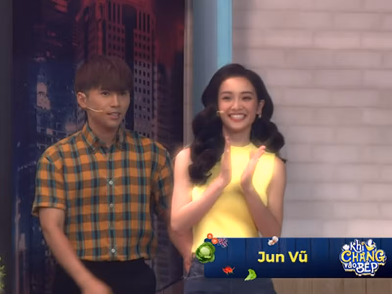 Jun Vũ phủ nhận tin đồn hẹn hò Will. Dân Việt dẫn lời nữ diễn viên: "Chơi thân với một người bạn rồi bị người ta hiểu lầm là hai người yêu nhau, tự dưng mình thấy điều đó rất buồn cười vì nó không thể nào trở thành sự thật được". Ảnh: HTV.