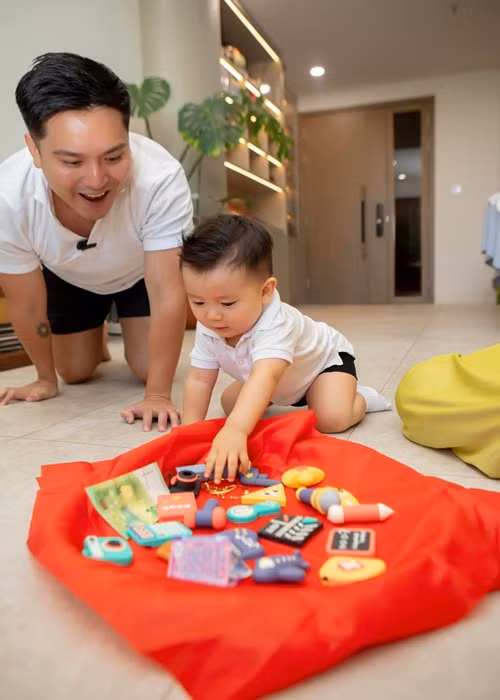 Con trai Liêu Hà Trinh lựa chọn chiếc lắc vàng của bà nội cho.