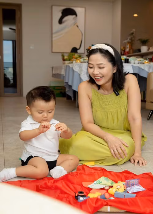 "Số là con thử hết tất cả các món định hướng nghề nghiệp, nhưng chỉ dừng lại với cái lắc vàng bà nội cho, vậy sau này con suốt ngày chơi game đào vàng hay sao cô chú?", Liêu Hà Trinh chia sẻ.