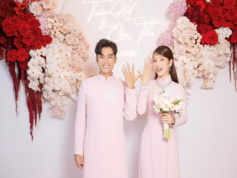 Trong lễ ăn hỏi sáng ngày 1/11/2023, Puka được mẹ của Gin Tuấn Kiệt tặng bộ trang sức kim cương 2 tỷ. Ảnh: Vietnamnet.