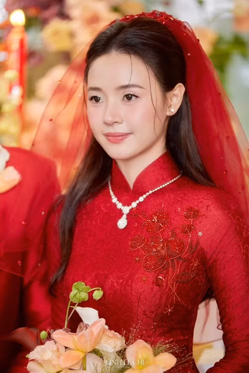 Trong lễ ăn hỏi ngày 23/6, diễn viên Midu được mẹ chồng tặng bộ trang sức kim cương. Ảnh: FBNV.
