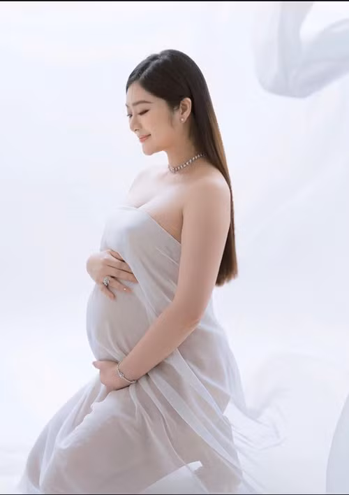 Chồng Thanh Trúc vẫn chưa lộ danh tính. Trong một video, nữ diễn viên lên tiếng về việc giấu mặt chồng: "Công khai mới mệt hơn giấu đó, ai mệt giùm tôi đi nha chứ tôi không có mệt".