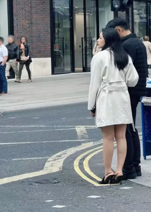 Cư dân mạng đang lan truyền hình ảnh Chi Pu khoác tay một người đàn ông lạ mặt trên phố ở Anh. Ảnh: Người Đưa Tin.