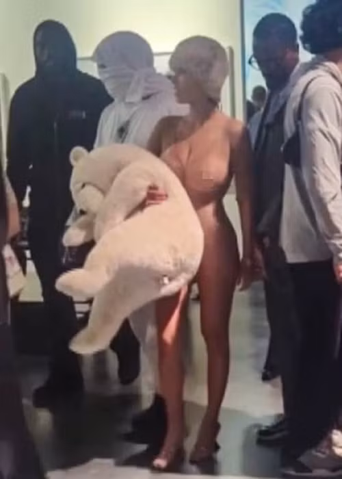 Vợ Kanye West khi mặc kiệm vải, lúc mặc quần áo màu nude ôm sát. Ảnh: Backgrid.