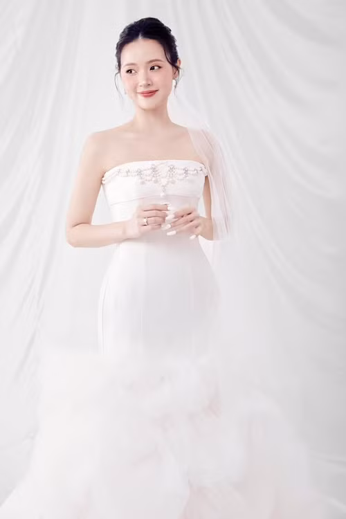 Váy cưới của Midu tôn lên vòng một căng đầy của người mặc.