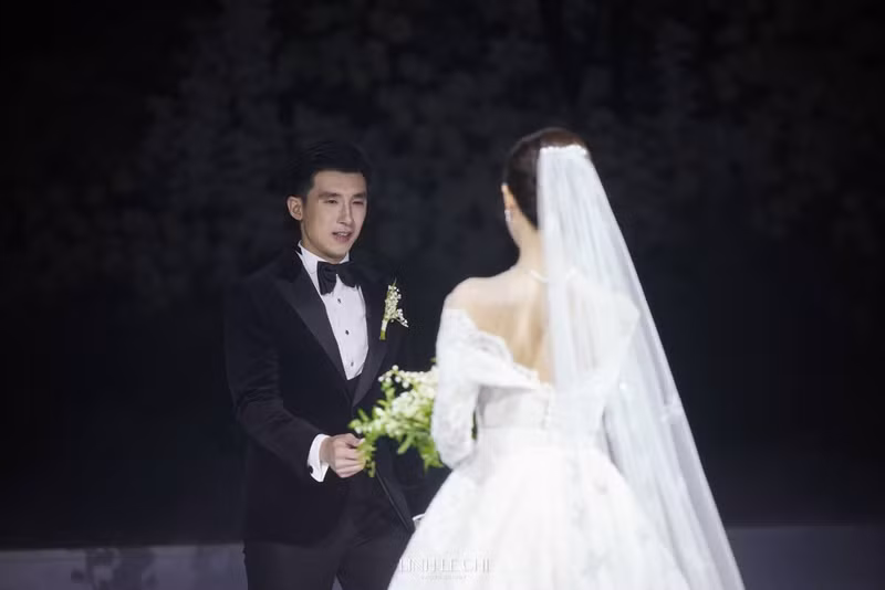 Khi cử hành hôn lễ, chồng Midu bật khóc.