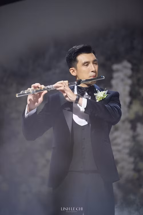 Thiếu gia Minh Đạt đã thổi sáo trên nền nhạc "My heart will go on" trong đám cưới với diễn viên Midu.