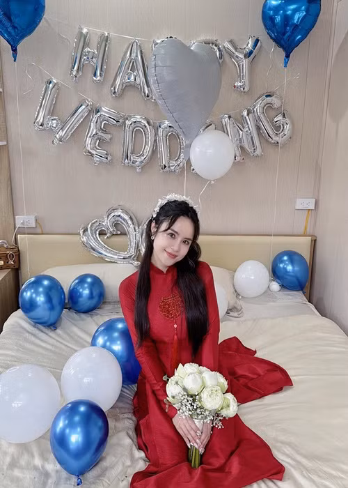 Thái Trinh khoe được mẹ chồng trang trí cho phòng tân hôn. "Bước vô mình rớt nước mắt khóc nhè ôm mẹ luôn. Khúc này vẫn còn cảm ơn cô, bị anh chụp hình mắng cho vì vẫn còn gọi cô do chưa quen", nữ ca sĩ kể lại.