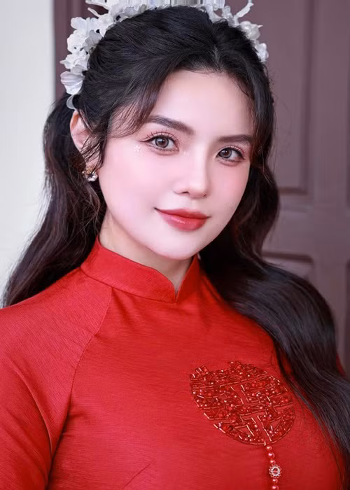 Nữ ca sĩ diện áo dài đỏ trong ngày trọng đại.