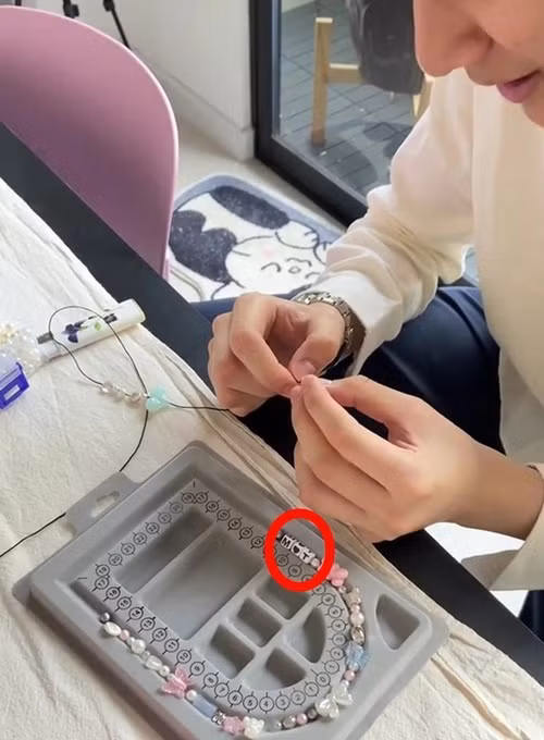 Matthis làm phụ kiện với dòng chữ M và T kèm hình trái tim ở giữa dành cho Thiều Bảo Trâm. Ảnh: Đời Sống Pháp Luật.