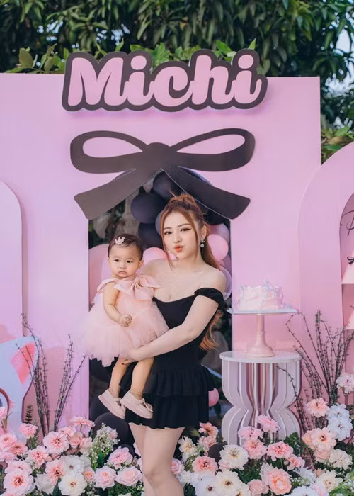 Nữ ca sĩ từng khoe giảm đến 18 kg chỉ sau 6 tháng sinh con gái đầu lòng.