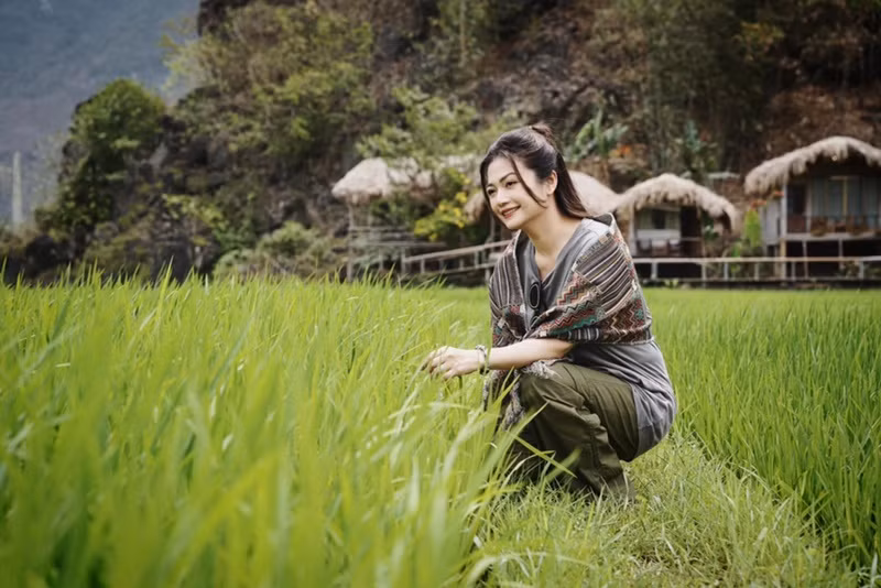 Bị đồn tái hôn, Kiều Anh cho hay: "Chưa một lần kết hôn mà cứ bảo tôi tái hôn là sao. Cái nhẫn đạo cụ như này mà cứ bảo đính hôn”.