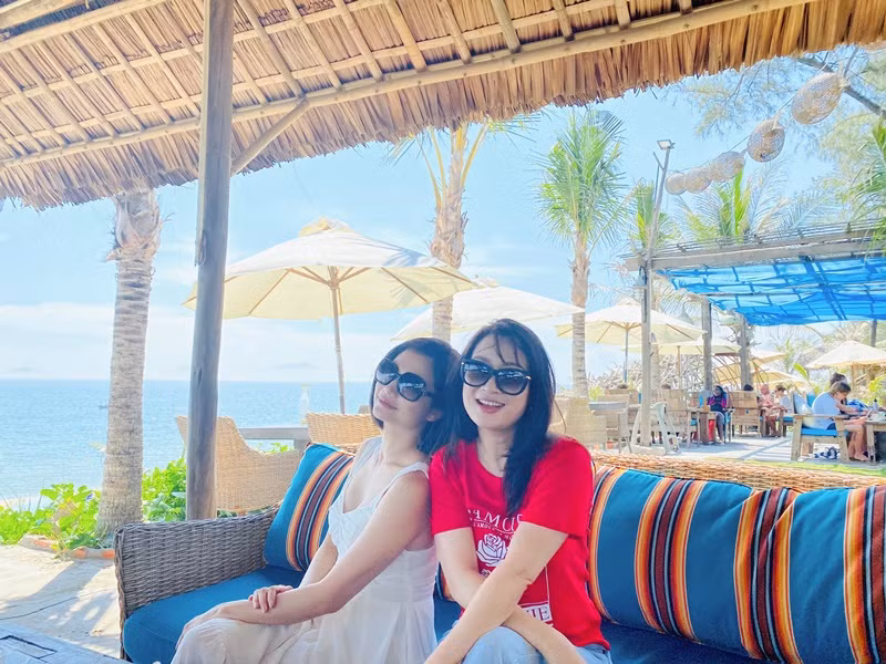 Kiều Anh giữ tình bạn thân thiết với Thu Nga. Thu Nga chia sẻ trên Znews, hai người duy trì tình bạn thân thiết do cùng làm việc trong ngành múa, hay gặp nhau ở các hội diễn toàn quốc.