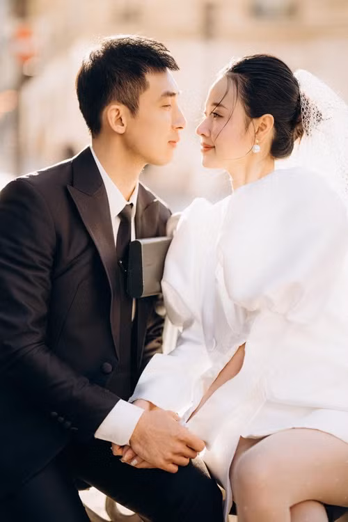Midu chia sẻ về chuyện tình của mình: "Hạnh phúc không cần ồn ào, hạnh phúc nằm ở những điều thầm lặng chúng mình dành cho nhau mỗi ngày". Ảnh: FBNV.