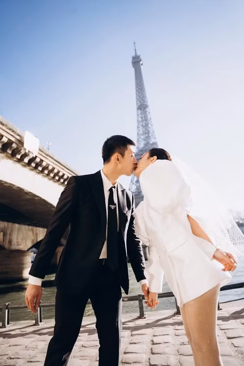 Midu và Minh Đạt khóa môi giữa bối cảnh lãng mạn ở Paris. Ảnh: FBNV.