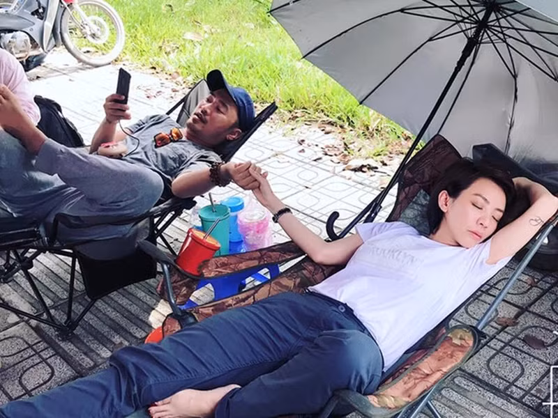 13 năm bên nhau, vợ chồng Thu Trang vẫn dành cho nhau những cử chỉ ngọt ngào như hồi mới yêu.