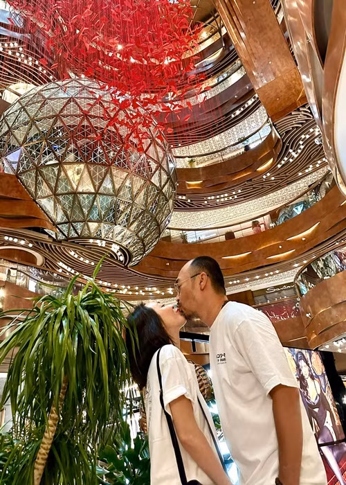 Cặp đôi khoá môi trong một chuyến du lịch nước ngoài.