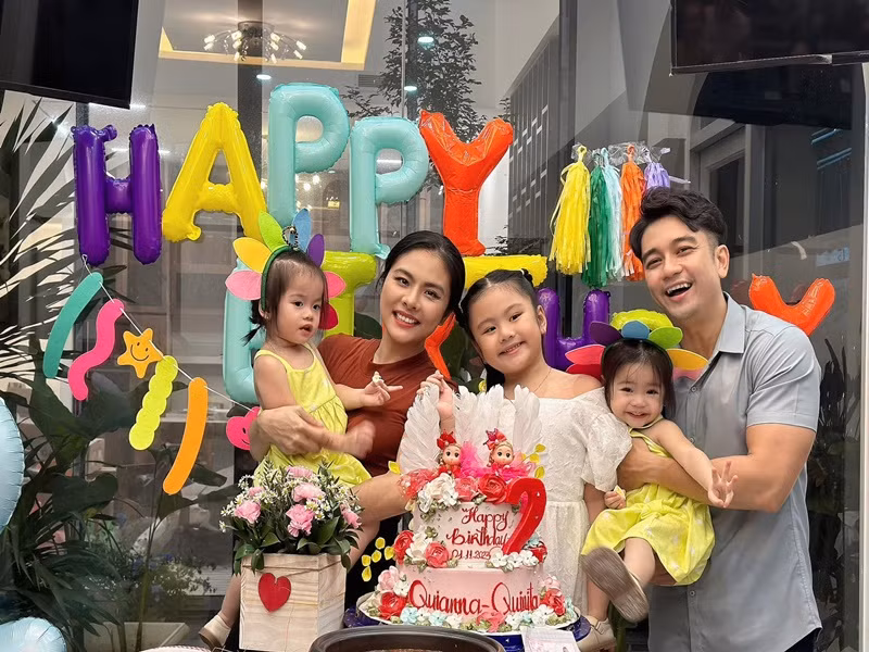 Ba cô con gái của Vân Trang càng lớn càng đáng yêu.