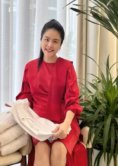 Gần đây, Vân Trang liên tục diện trang phục rộng để giấu vòng hai.