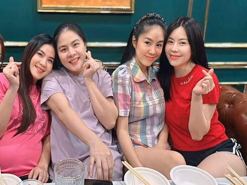  Diễn viên Vân Trang (thứ hai bên trái) vừa hội ngộ các đồng nghiệp thân thiết như Kha Ly, Lê Phương, Vũ Ngọc Ánh.