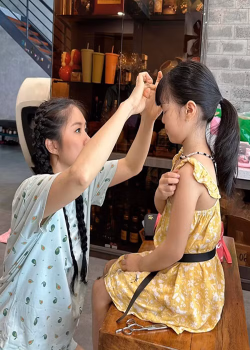 Sau đó, Lê Phương chạy về TP HCM diễn kịch, kịp ôm con gái và tỉa lại tóc cho con. "Đêm nay tan kịch chắc cũng 12h đêm, 6h sáng mai lại có mặt Vĩnh Long. Cố lên nè mẹ Phương!", Lê Phương tự động viên bản thân.