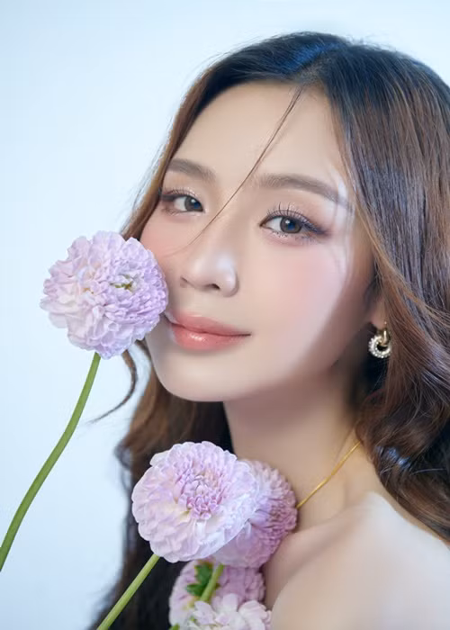 Trước khi vào showbiz, Bảo Ngọc đạt được nhiều thành tích học tập như chứng chỉ IELTS 8.0, học bổng SEED do Chính phủ Canada tài trợ, học bổng Nhà lãnh đạo Liên doanh của Quest Venture Singapore, Sinh viên 5 tốt, Trợ lý nghiên cứu khoa Quản trị Kinh doanh, đồng tác giả đề tài kinh tế đạt giải 3 Hội nghị Sinh viên Nghiên cứu khoa học.
