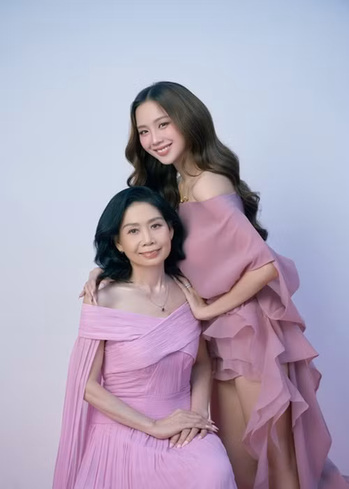 Nhân dịp sinh nhật, Hoa hậu Bảo Ngọc khoe mẹ ruột trẻ đẹp, làm bác sĩ.