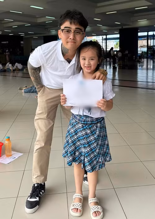 Nam ca sĩ còn khoe hình ảnh bên bé Vy Lâm khi cô nhóc nhận giấy khen. "Ba rất cố gắng mỗi ngày để hoàn thiện, phát triển bản thân mình hơn và tụi con cũng vậy, ba rất vui khi chúng ta có cuộc gặp gỡ nhau trên cuộc đời này. Tính ba thì rất không thích khoe khoang về đời tư, nhưng xin phép lần này ngoại lệ chút xíu, chúc mừng Vy Lâm của ba", Đạt G viết.