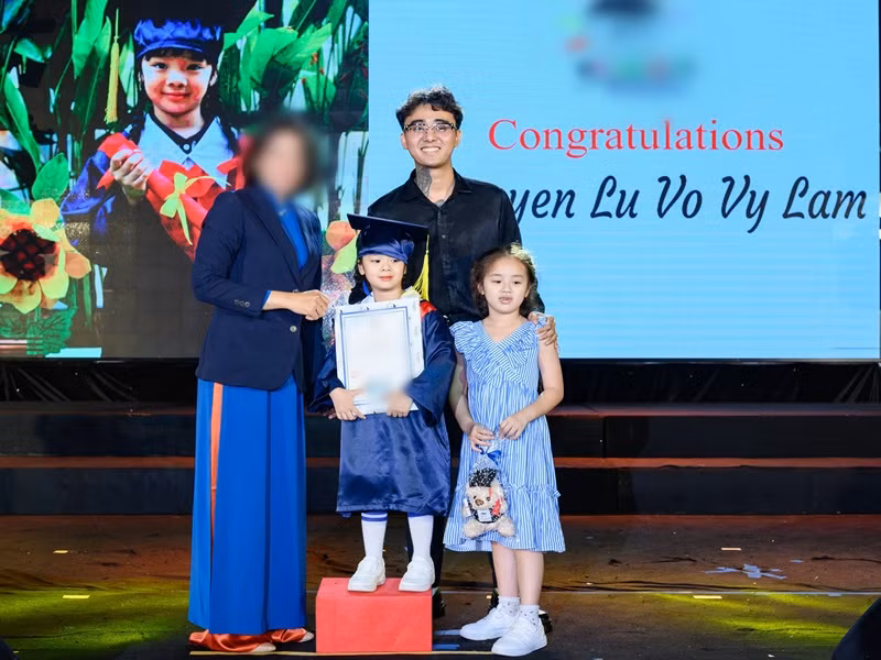 Mới đây, Bảo Ngọc - vợ cũ Hoài Lâm đăng hình ảnh Đạt G dự lễ tốt nghiệp của bé Vy Lam. Đi kèm với đó, cô chia sẻ: “Mami rất nôn nóng về buổi biểu diễn tốt nghiệp của em, em khoe suốt 1 tháng về việc em nhảy đẹp, được đứng giữa, mami cũng chuẩn bị hết tất cả, và rồi.. ngoại mất ngay ngày hôm ấy, cám ơn ba đã thay mặt mami lo cho 2 bạn trọn vẹn hôm đấy nha”.
