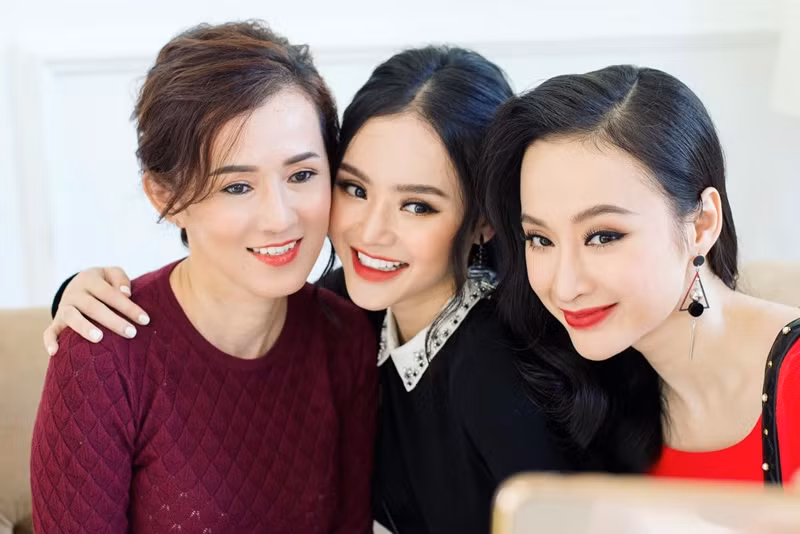 Angela Phương Trinh mong khép lại ồn ào với gia đình. “Trinh muốn gửi đến mẹ và em cùng gia đình rằng Trinh rất thương yêu, muốn tìm cách hỗ trợ gia đình mọi phương diện. Mong thời gian sẽ giúp những mâu thuẫn, những hiểu nhầm, những bất đồng được xóa nhòa”, "bà mẹ nhí" bày tỏ.