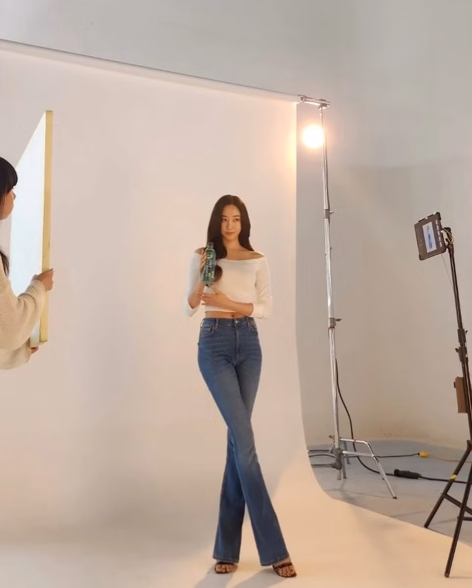 Trước đó, ảnh hậu trường buổi làm việc của Kim Sa Rang cũng gây sốt vì gương mặt đẹp, vóc dáng thon gọn. Dưới phần bình luận, nhiều thành viên xin bí quyết duy trì nhan sắc của Kim Sa Rang.