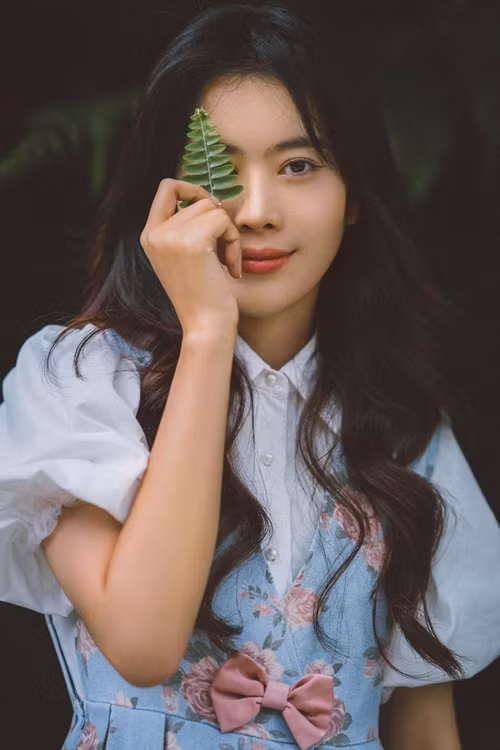 Cuối tháng 2, Nam Em liên tục livestream “bóc” showbiz. Vì loạt livestream này, người đẹp bị phạt 37,5 triệu đồng. Giữa tháng 3, trong một livestream, Nam Em bất ngờ leo ra ngoài ban công. Sau đó, Nam Em bị phạt 10 triệu, đồng thời bị kiến nghị ngăn chặn các tài khoản mạng xã hội. Ảnh: FBNV.