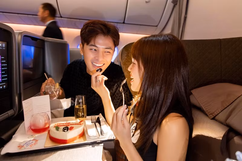 Vợ chồng Puka dành cho nhau những cử chỉ tình tứ.
