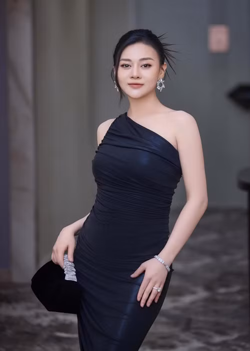 Sau 1 tháng sinh nở, Phương Oanh giảm được 17kg.