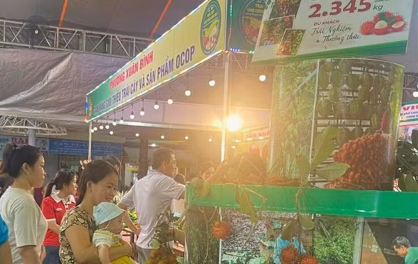 Den le hoi trai cay, du khach duoc an chom chom mien phi