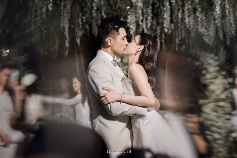 "Sở dĩ gọi là “lần nữa“ vì lần đầu tiên cầu hôn chú rể đã xúc động khóc nhiều quá lên hình không đẹp chú rể năn nỉ cho anh làm lại lần nữa để quay hình chiếu trong tiệc cưới cho đẹp. Anh hứa sẽ không khóc. Vậy mà ở lần hai này, anh ấy vẫn khóc nhưng lần này khóc đẹp hơn xíu”, Midu bày tỏ. Ảnh: FBNV.