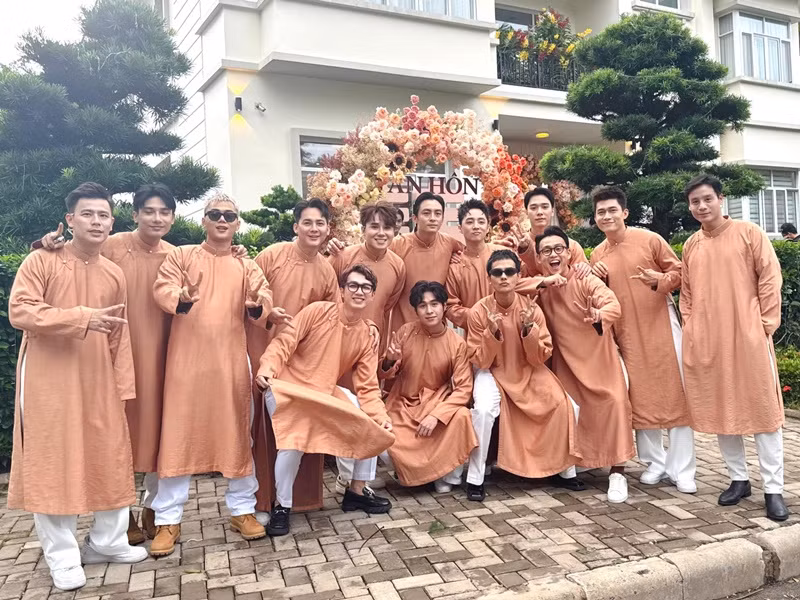 Vợ chồng Midu đã gửi áo dài đến dàn phù rể và phù dâu. Ảnh: FBNV.