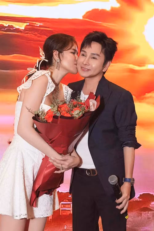"Khi anh cười, anh không chỉ làm hạnh phúc cho mình mà còn lan tỏa niềm vui đến với những người xung quanh, anh có biết là anh cười quyến rũ lắm không ba xoài", Phương Lê chia sẻ về Vũ Luân. Ảnh: FBNV.