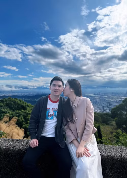 Chia sẻ với Tiền Phong, Đỗ Mỹ Linh cho biết, chồng luôn ở bên hỗ trợ cô chăm sóc con dù bận rộn công việc.
