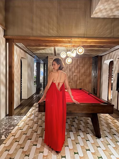 Gia đình chồng Phương Mai cũng ủng hộ phong cách thời trang của nữ MC. "Nếu mẹ tôi hào hứng khoe những tấm ảnh tôi múa cột cho bạn bè và các thành viên khác trong gia đình, thì mẹ chồng tôi cũng không ngừng gửi lời khen hay mua quà là các trang sức, phụ kiện cho tôi kết hợp với những bộ váy dạ tiệc sexy trong các sự kiện", cô kể.