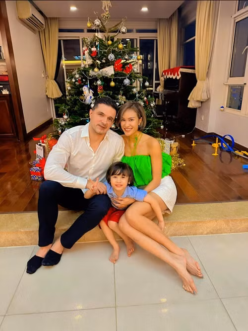 Marcin luôn chiều chuộng Phương Mai. Kỷ niệm một năm ngày cưới, nữ MC được chồng tặng đồng hồ trị giá 130 triệu đồng.