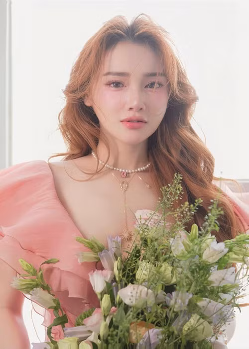 Nữ diễn viên khoe vẻ đẹp ngọt ngào bên hoa.
